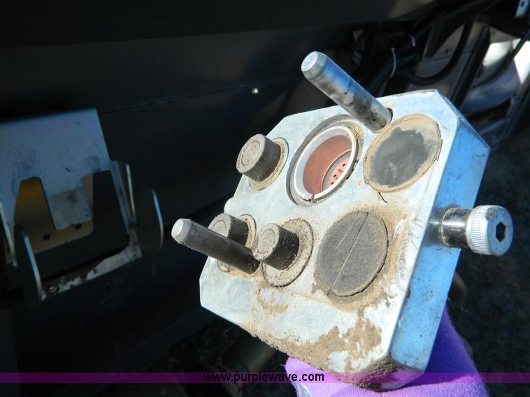 image for item H2322 2009 Gleaner 7200 rigid header