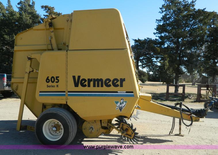 image for item H2330 1995 Vermeer 605K round baler
