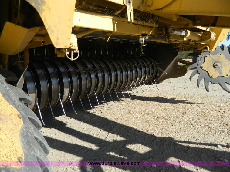 image for item H2330 1995 Vermeer 605K round baler