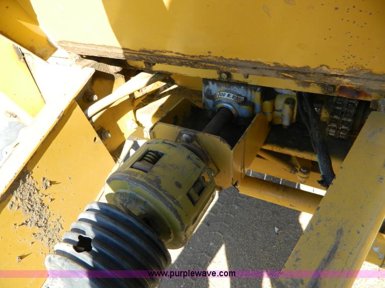 image for item H2330 1995 Vermeer 605K round baler