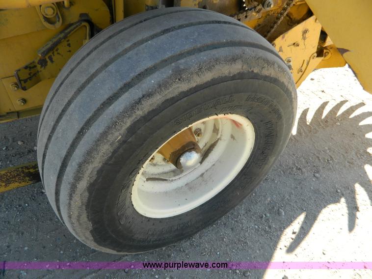 image for item H2330 1995 Vermeer 605K round baler