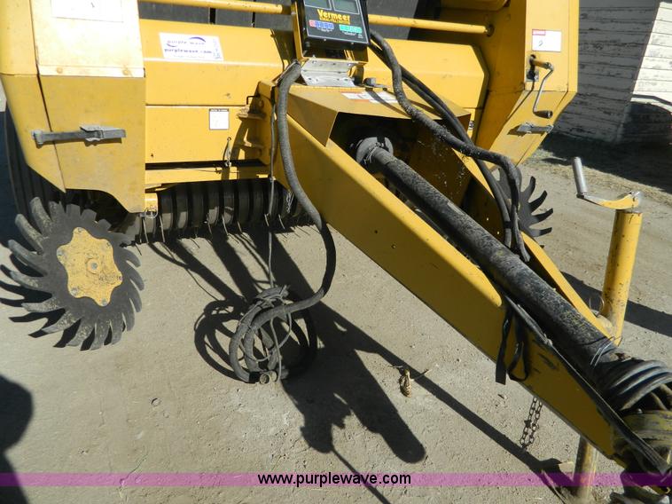 image for item H2331 1993 Vermeer 605K round baler