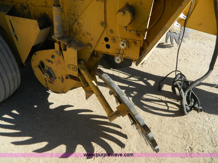 image for item H2331 1993 Vermeer 605K round baler