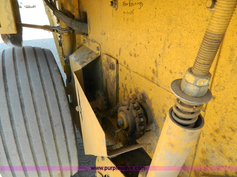 image for item H2331 1993 Vermeer 605K round baler