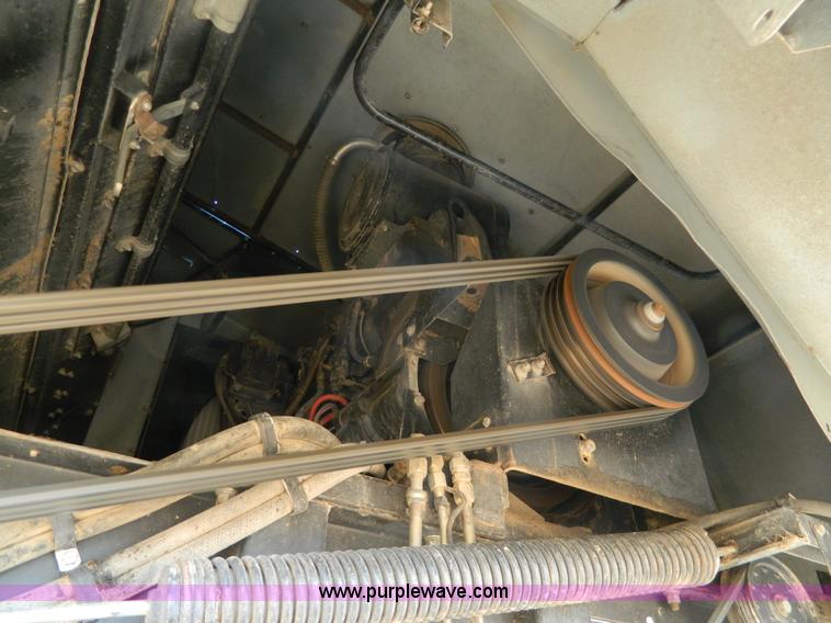 image for item H2333 1996 AGCO Gleaner R72 combine