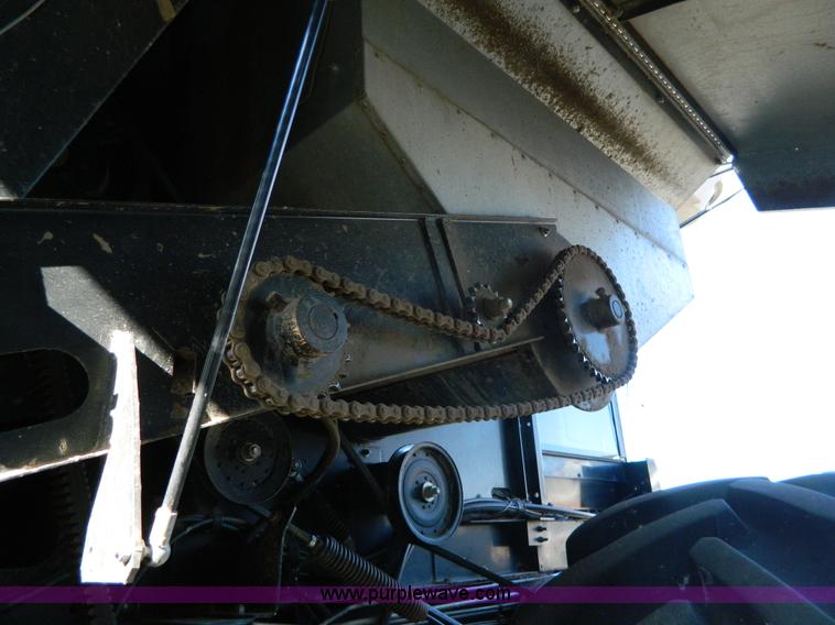 image for item H2333 1996 AGCO Gleaner R72 combine