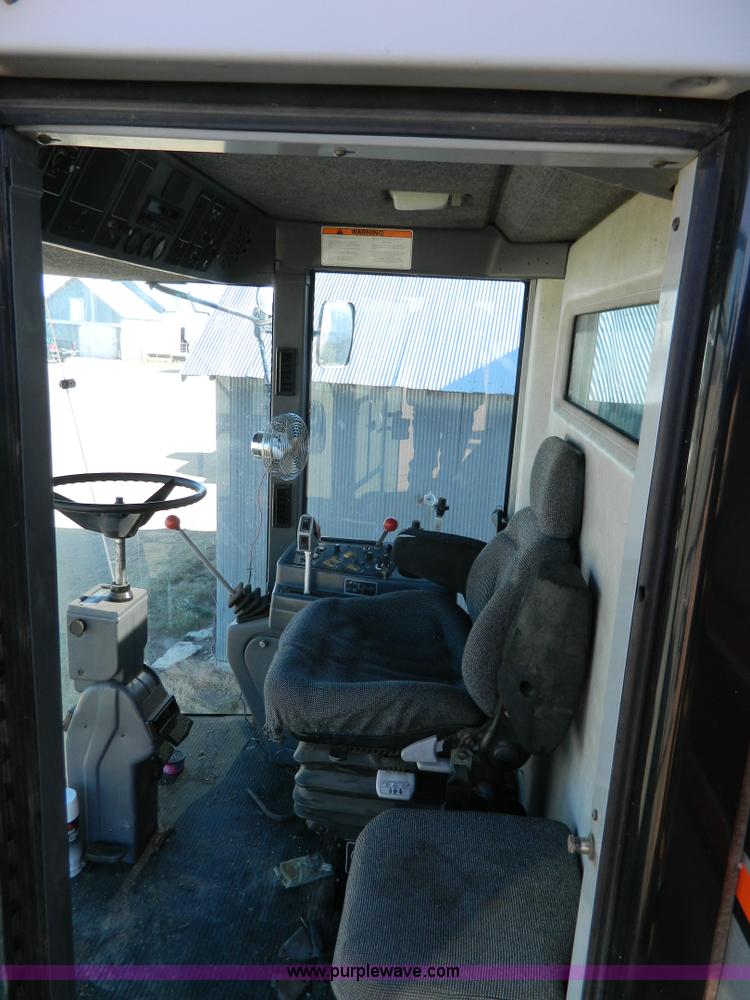 image for item H2333 1996 AGCO Gleaner R72 combine