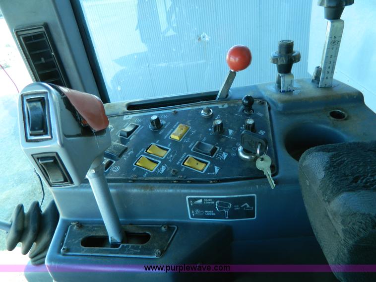 image for item H2333 1996 AGCO Gleaner R72 combine