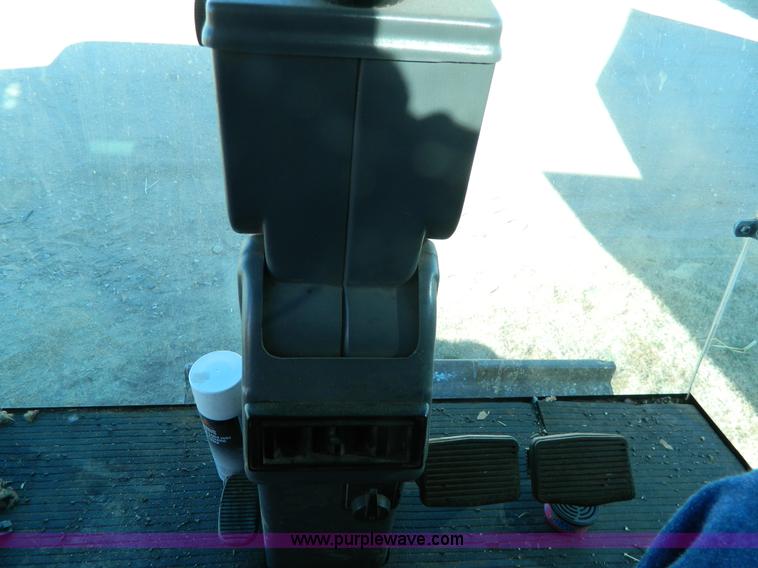 image for item H2333 1996 AGCO Gleaner R72 combine