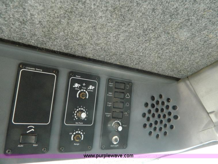 image for item H2333 1996 AGCO Gleaner R72 combine