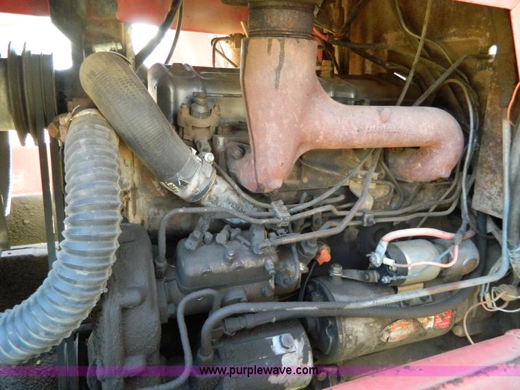 image for item H2349 1974 Massey Ferguson 1085 tractor