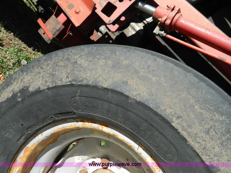 image for item H2349 1974 Massey Ferguson 1085 tractor