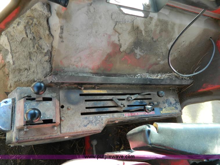 image for item H2349 1974 Massey Ferguson 1085 tractor