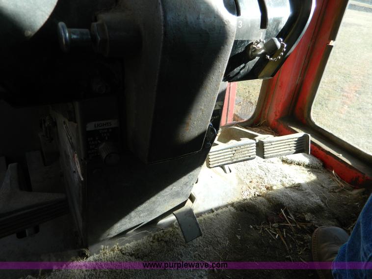 image for item H2349 1974 Massey Ferguson 1085 tractor