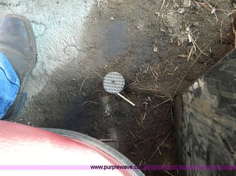 image for item H2349 1974 Massey Ferguson 1085 tractor