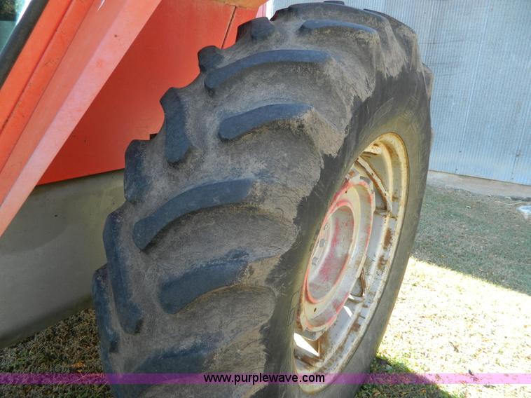 image for item H2349 1974 Massey Ferguson 1085 tractor