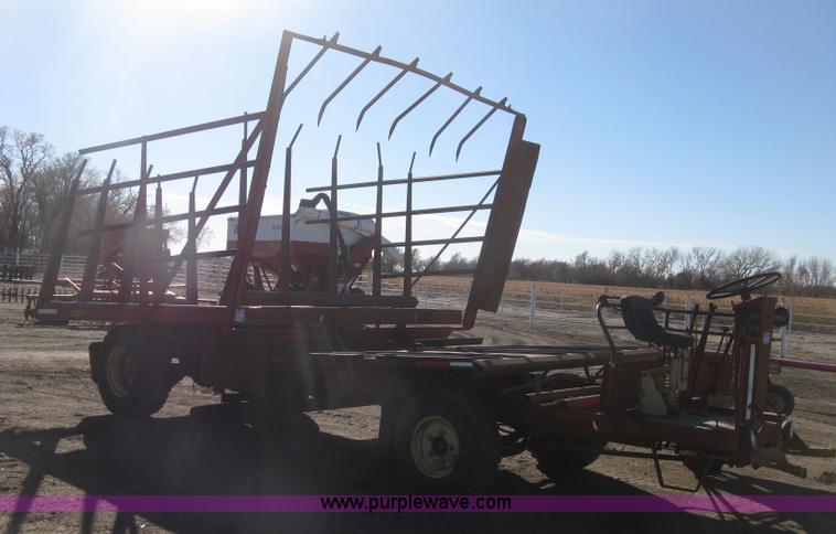 image for item H9343 New Holland 1047 stack wagon