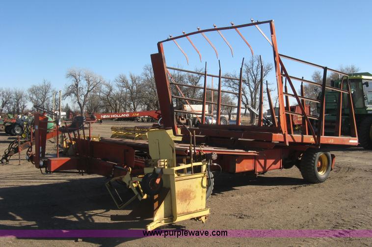 image for item H9343 New Holland 1047 stack wagon