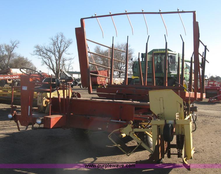 image for item H9343 New Holland 1047 stack wagon