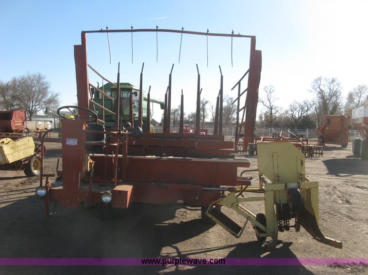 image for item H9343 New Holland 1047 stack wagon