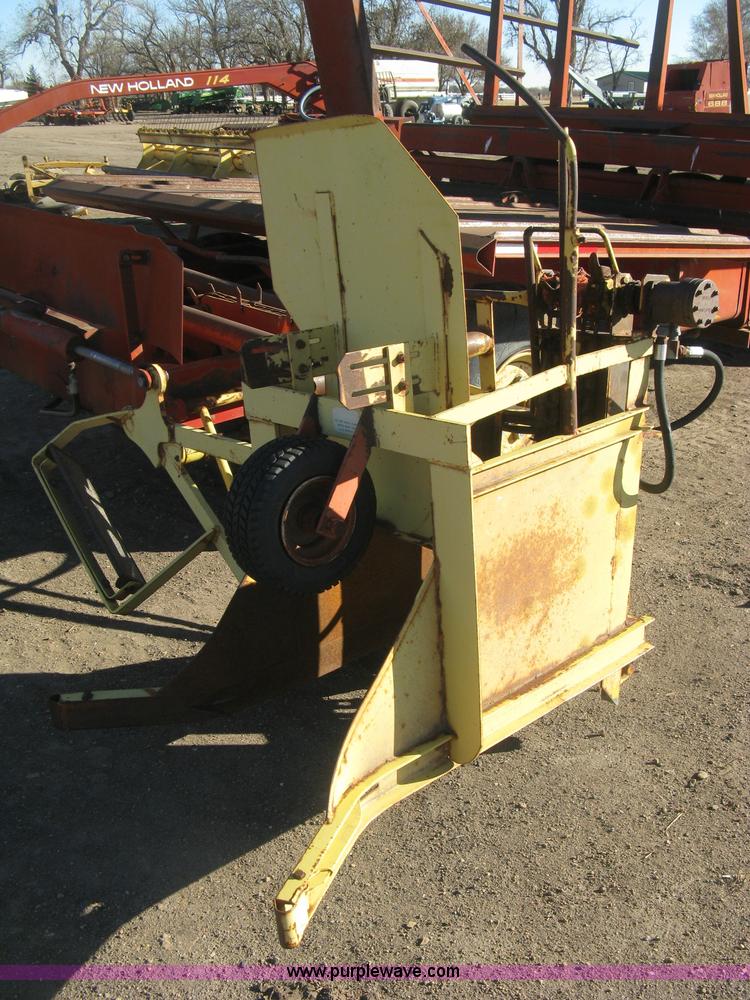 image for item H9343 New Holland 1047 stack wagon