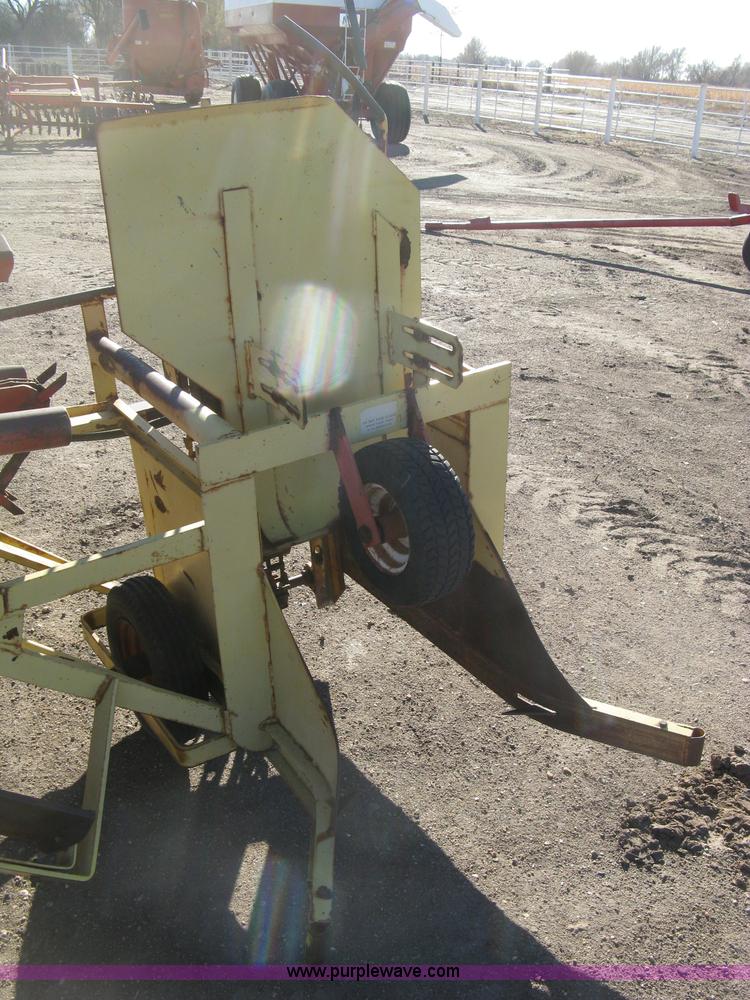 image for item H9343 New Holland 1047 stack wagon