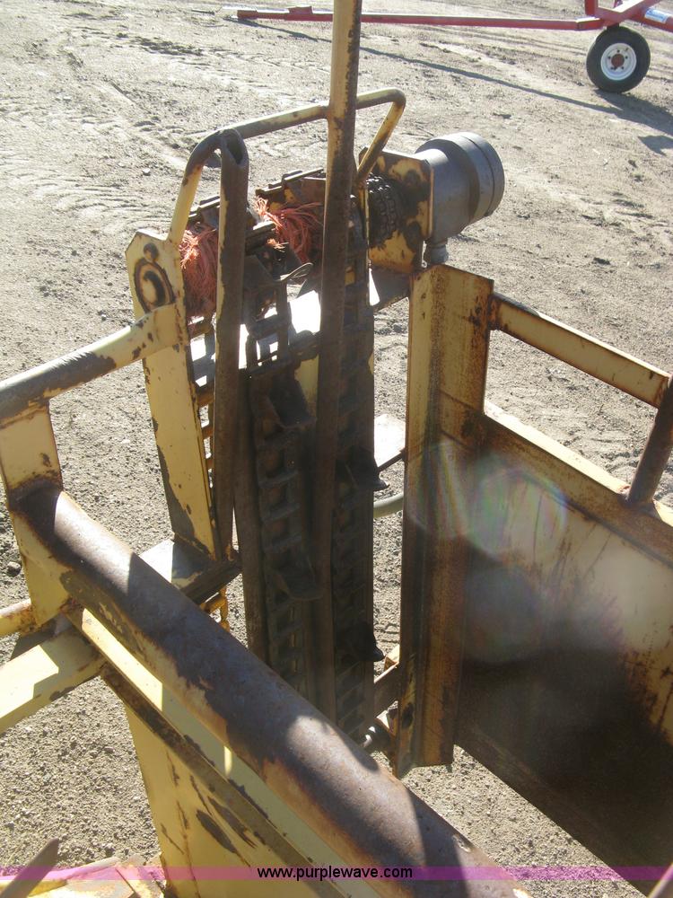 image for item H9343 New Holland 1047 stack wagon