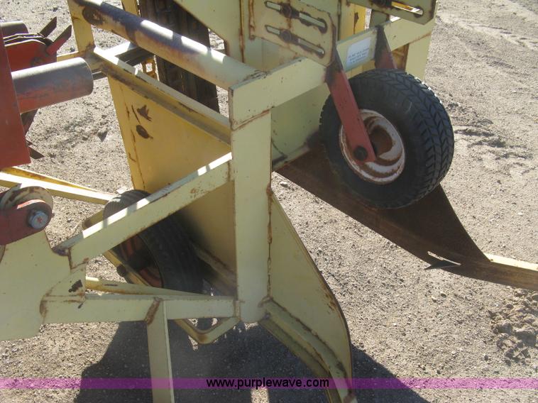 image for item H9343 New Holland 1047 stack wagon