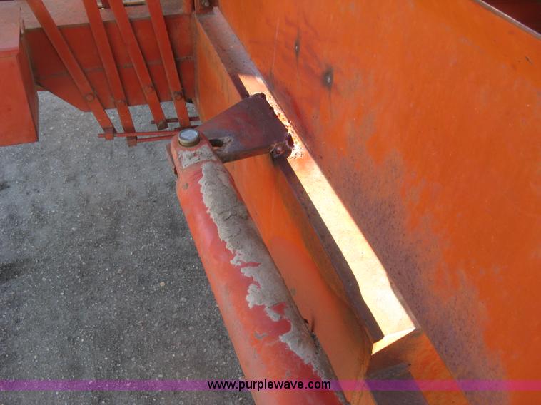 image for item H9343 New Holland 1047 stack wagon