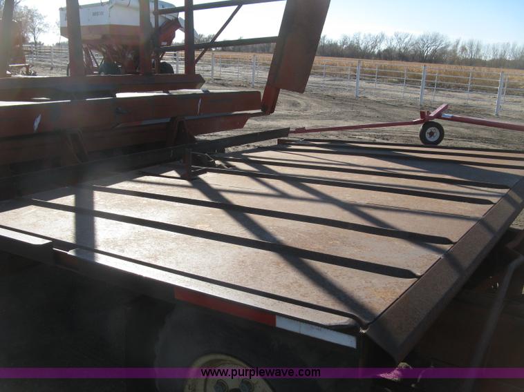 image for item H9343 New Holland 1047 stack wagon