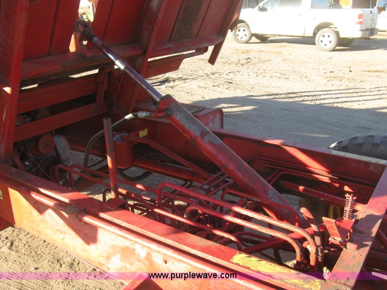 image for item H9343 New Holland 1047 stack wagon