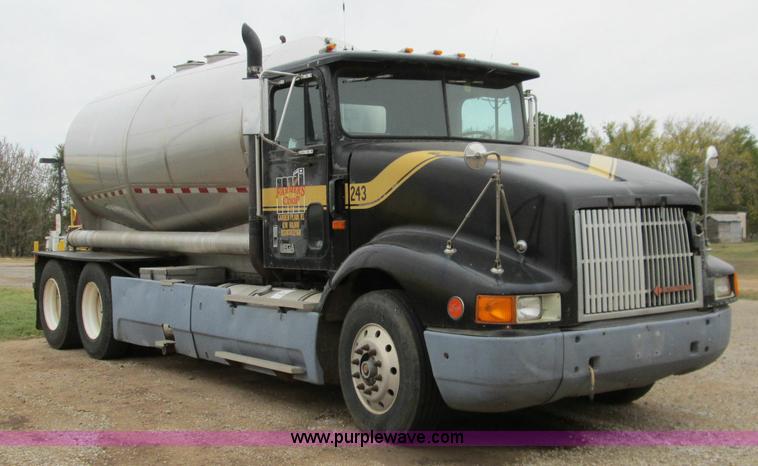 image for item H9402 1991 International 9400 Eagle liquid fertilizer tender truck