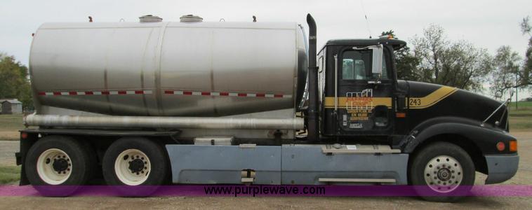 image for item H9402 1991 International 9400 Eagle liquid fertilizer tender truck