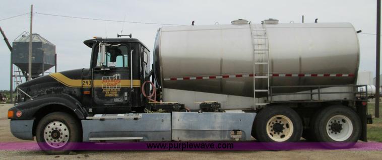 image for item H9402 1991 International 9400 Eagle liquid fertilizer tender truck