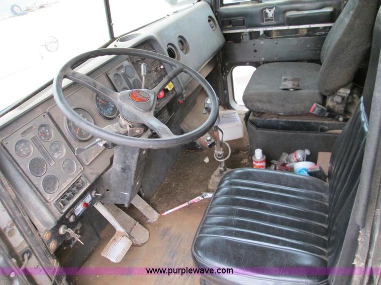 image for item H9402 1991 International 9400 Eagle liquid fertilizer tender truck