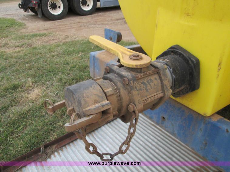 image for item H9403 1,025 gallon nurse trailer