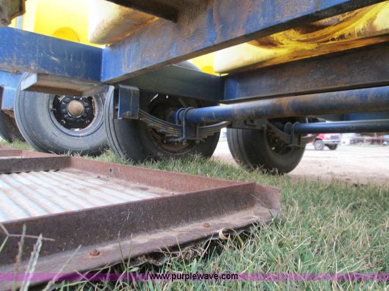 image for item H9404 1,025 gallon nurse trailer