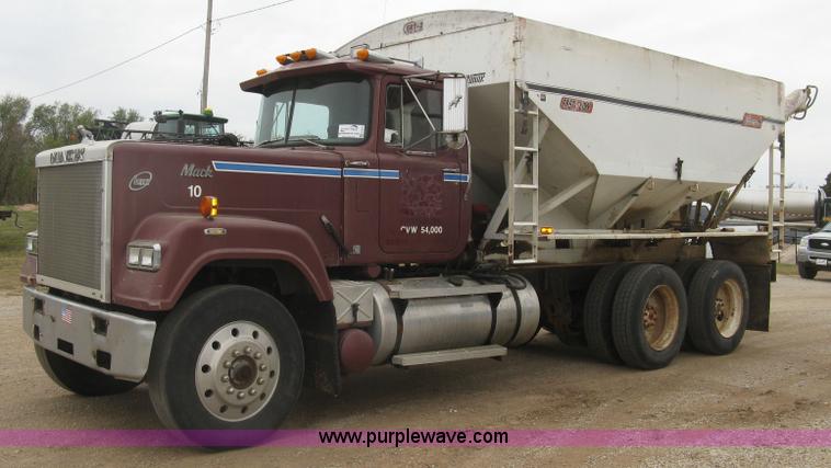 image for item H9410 1985 Mack RW600 Superliner tender truck