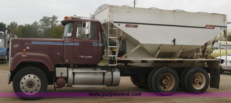 image for item H9410 1985 Mack RW600 Superliner tender truck