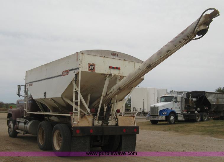 image for item H9410 1985 Mack RW600 Superliner tender truck