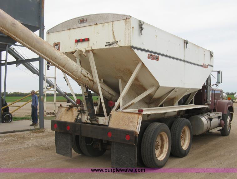 image for item H9410 1985 Mack RW600 Superliner tender truck