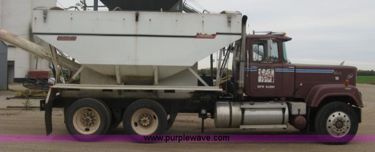 image for item H9410 1985 Mack RW600 Superliner tender truck