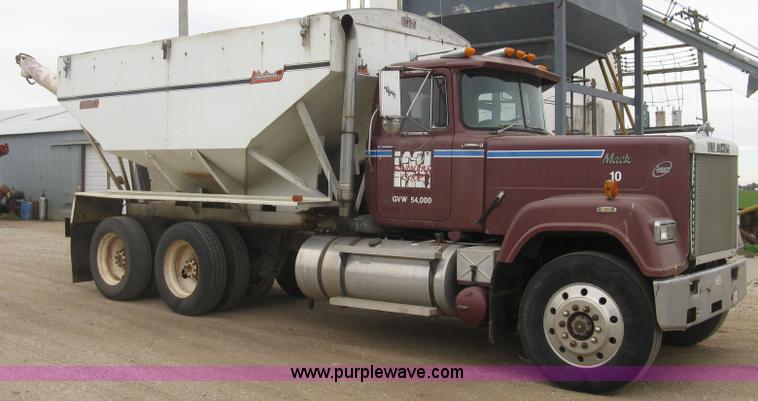 image for item H9410 1985 Mack RW600 Superliner tender truck