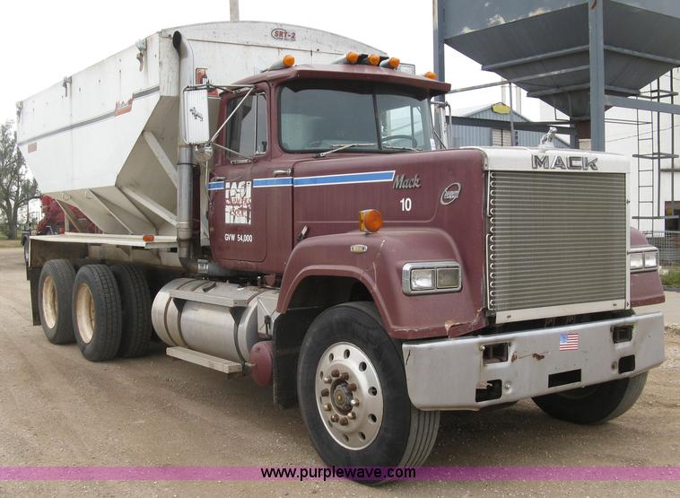 image for item H9410 1985 Mack RW600 Superliner tender truck