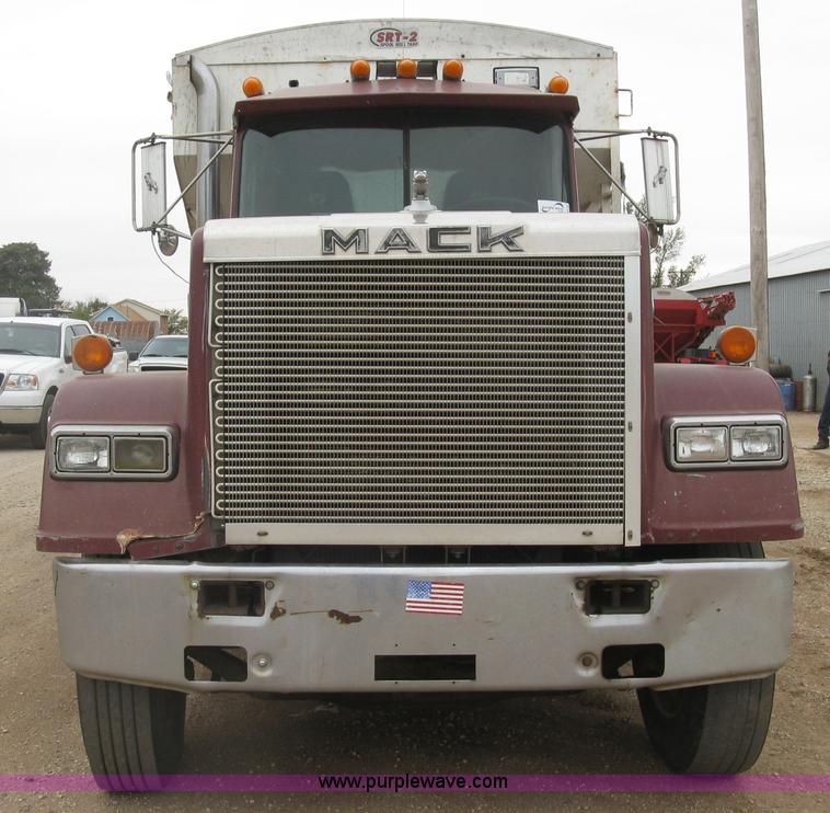 image for item H9410 1985 Mack RW600 Superliner tender truck