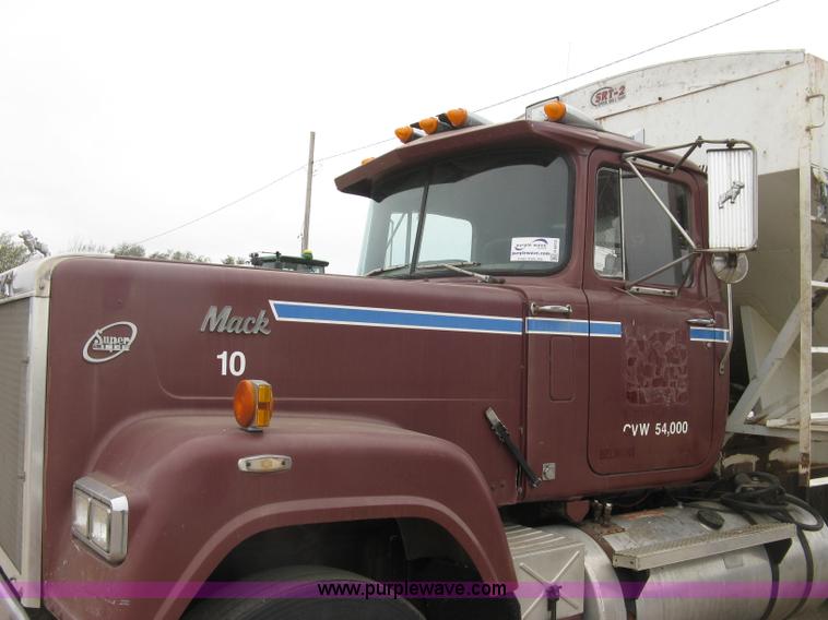 image for item H9410 1985 Mack RW600 Superliner tender truck