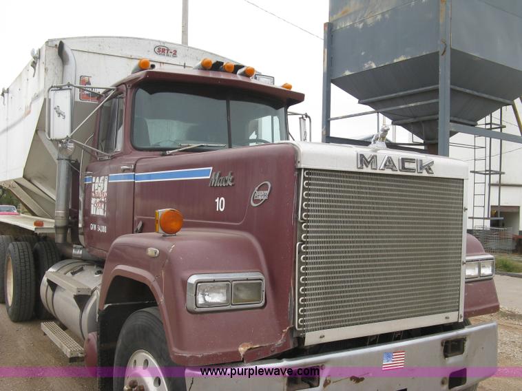 image for item H9410 1985 Mack RW600 Superliner tender truck