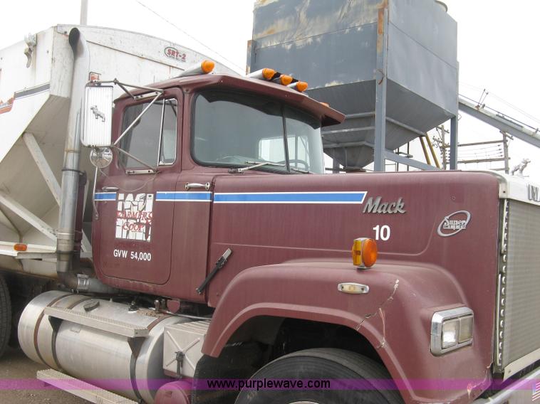 image for item H9410 1985 Mack RW600 Superliner tender truck
