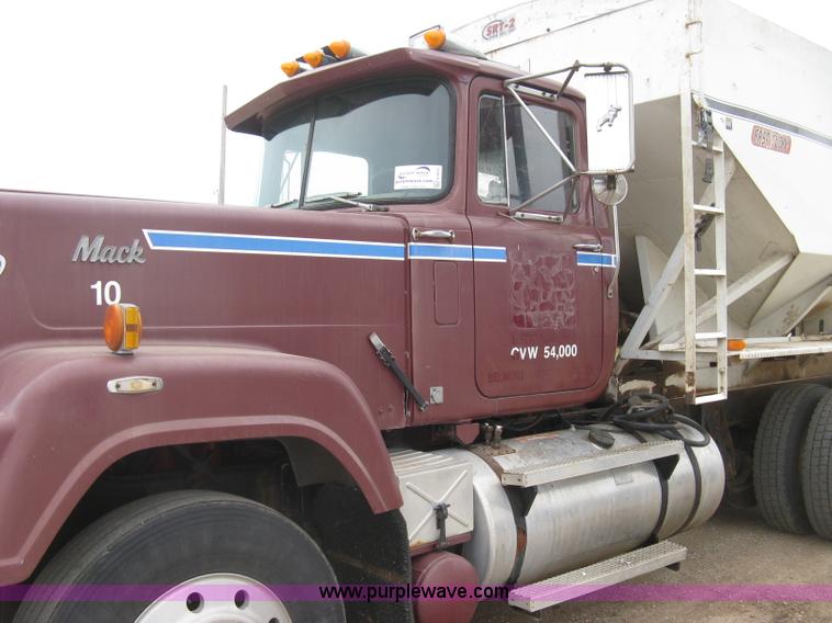 image for item H9410 1985 Mack RW600 Superliner tender truck