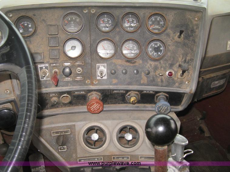 image for item H9410 1985 Mack RW600 Superliner tender truck